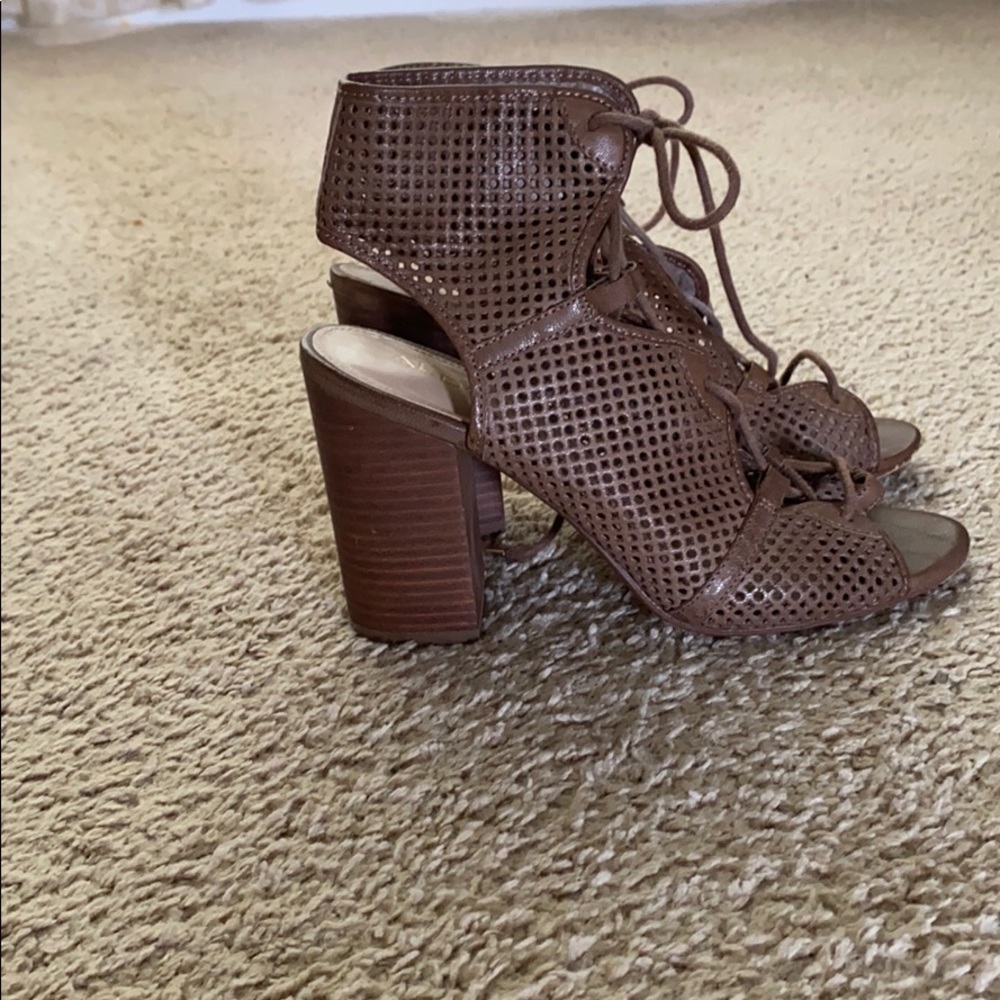Heeled woman’s shoe